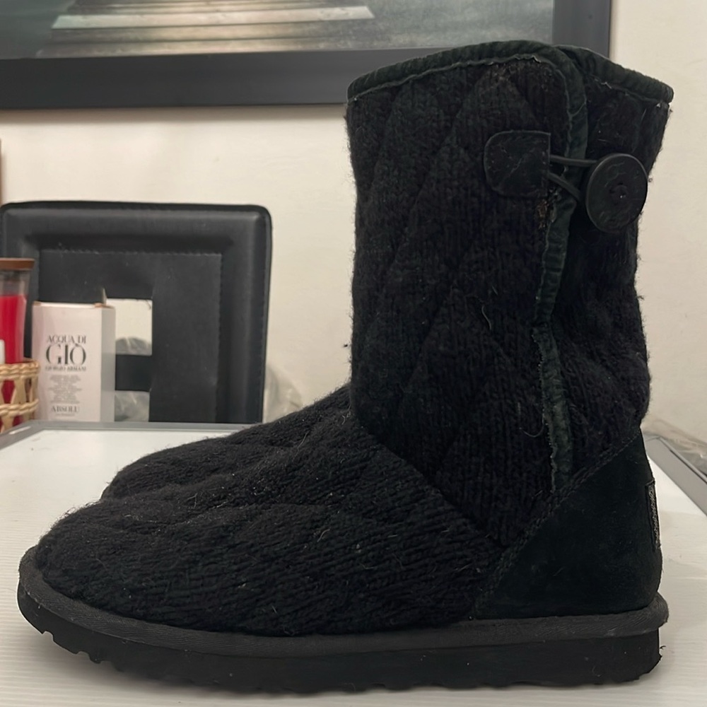 UGG WINTER MOUNTAIN QUILTED SHORT KNIT BUTTON MID CALF COZY BOOTS WOMENS SIZE 8